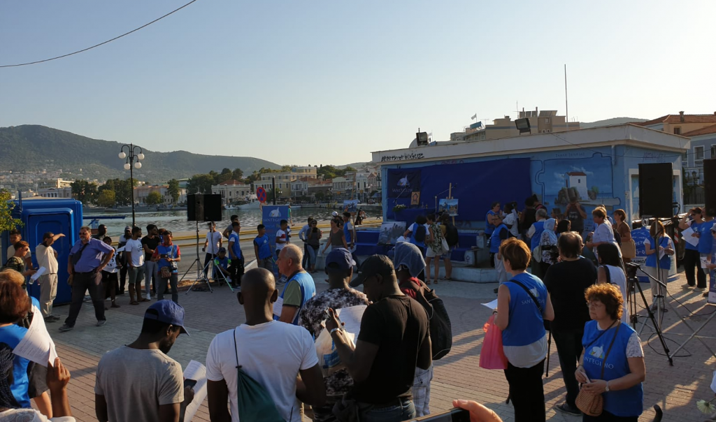 Mit den Flüchtlingen draußen auf dem Platz in Lesbos, um an die zu erinnern, die nicht angekommen sind, denn 